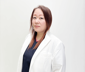 名古屋DDデンタルクリニック 院長<br />
玉置さやか<br />
<br />
H12 愛知学院大学 歯学部卒<br />
H16 市之倉たまおき歯科 勤務<br />
R5 名古屋DDデンタルクリニック 院長就任<br />
R6 DDデンタルクリニック 理事就任