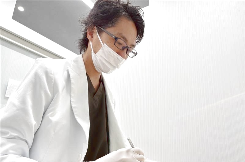 新宿駅前矯正歯科クリニック 院長<br />
歯科医師　德竹克俊<br />
<br />
2012年　昭和大学歯学部卒業<br />
2014年　都内一般歯科にて勤務医、管理者、分院長として勤務<br />
2025年　新宿駅前矯正歯科クリニック　開設