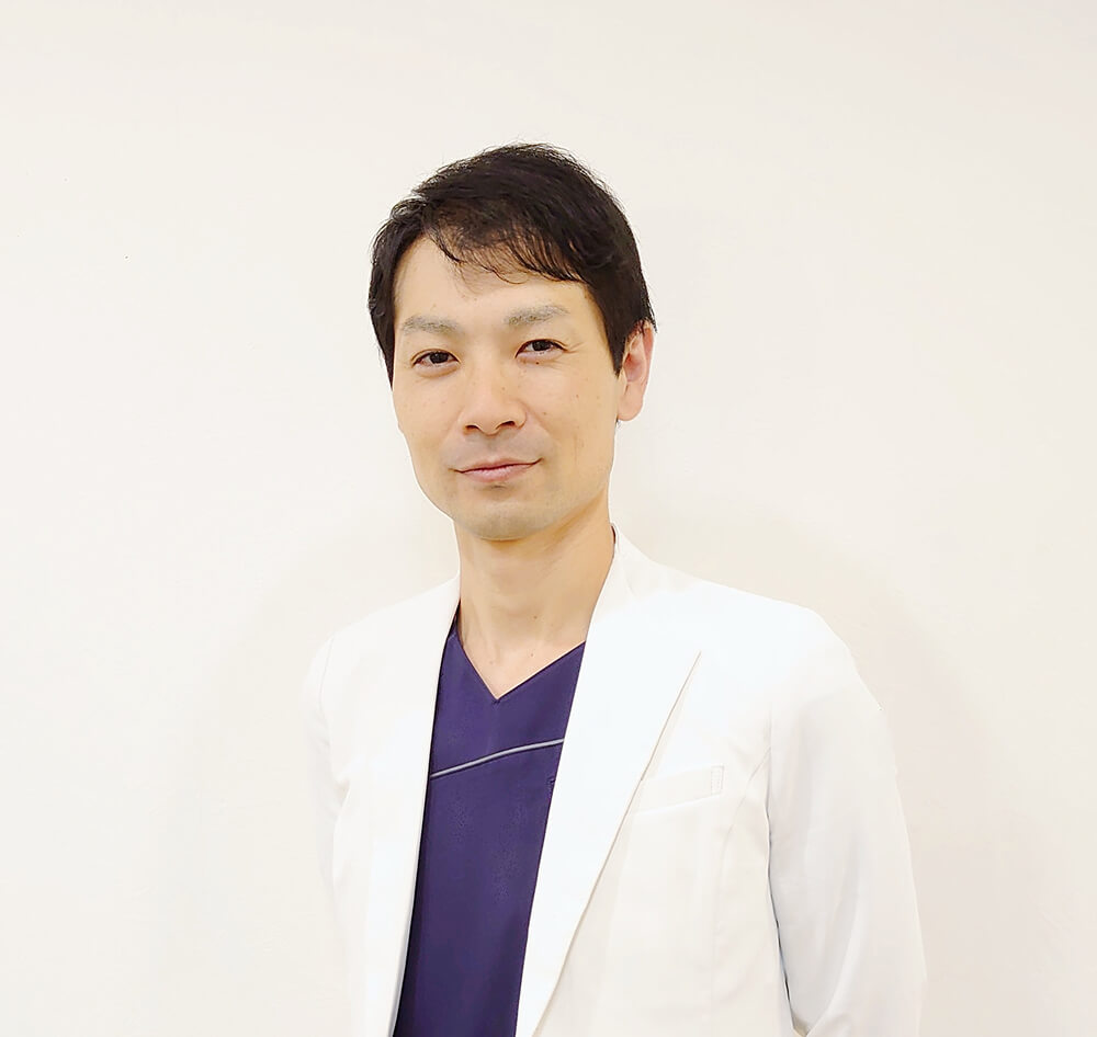コレクトデンタルクリニック 札幌　院長<br />
歯科医師　竹縄智紘<br />
【略歴】<br />
2012年　北海道大学歯学部卒業<br />
2018年　北海道大学大学院修了<br />
2020年　北海道大学病院退職後、東京の大手医療法人で理事・分院長を務める<br />
2025年　現法人に入職     コレクトデンタルクリニック札幌院長就任<br />
【資格】<br />
・歯学博士<br />
・日本矯正歯科学会認定医<br />
・インビザラインドクター<br />
【所属学会】<br />
・日本矯正歯科学会<br />
・北海道矯正歯科学会<br />
・日本顎変形症学会