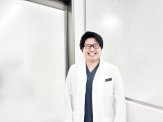 大宮駅前矯正歯科クリニック 院長<br />
歯科医師 中原大策<br />
<br />
【経歴】<br />
2011年 日本歯科大学生命歯学部卒業 <br />
2012年 都内一般歯科にて勤務医、管理者、分院長として勤務 <br />
2025年 現法人に入職<br />
<br />
【資格】<br />
インビザラインドクター