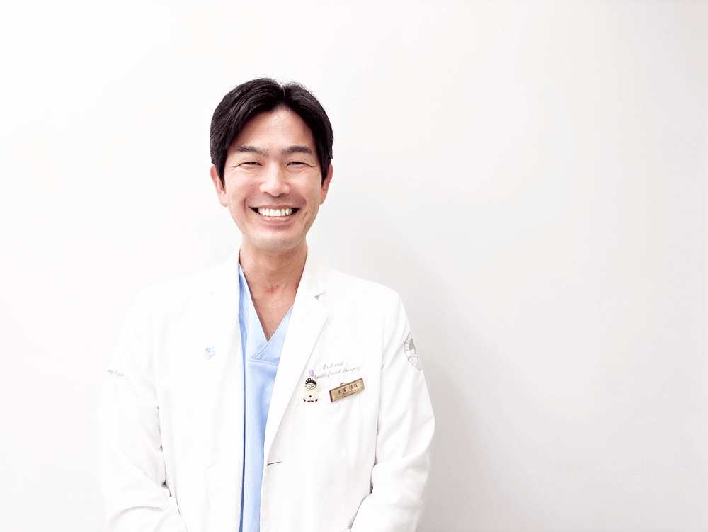 梅田駅前矯正歯科クリニック 院長<br />
歯科医師 木塚慎哉<br />
<br />
~2009年 芸能プロダクション経営 <br />
2016年 東北大学歯学部卒業 <br />
2018年 京都大学医学部附属病院口腔外科 <br />
2019年 ハーバード大学留学、天津医科大学留学<br />
2021年 国立病院機構京都医療センター口腔外科<br />
2023年 大手矯正歯科グループ 理事<br />
現在 DDデンタルグループ 代表理事<br />
<br />
【資格・学会】<br />
日本口腔外科学会 認定医<br />
日本美容歯科医療協会 認定医<br />
日本矯正歯科学会<br />
インビザラインドクター<br />
国際口腔インプラント学会<br />
日本抗加齢医学会