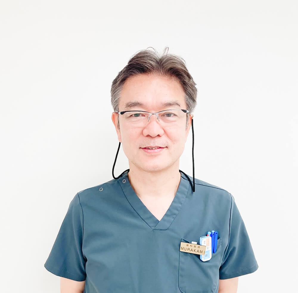 熊本上通矯正歯科クリニック 院長<br />
歯科医師　村上政敏<br />
<br />
【経歴】<br />
1991年　九州大学歯学部卒業<br />
1991年　九州大学歯学部付属病院勤務<br />
1995年　陸上自衛隊勤務（習志野駐屯地歯科医官）<br />
2004年　九州大学大学院修了<br />
2021年　陸上自衛隊退職（自衛隊仙台病院歯科部長）<br />
2021年　現法人に入職　熊本上通矯正歯科クリニック院長就任<br />
【資格】<br />
歯学博士・日本口腔衛生学会認定医・インビザラインドクター<br />
【所属学会】<br />
日本口腔衛生学会・日本歯周病学会・日本補綴歯科学会