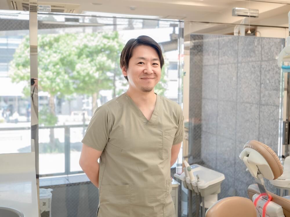 コレクトデンタルクリニック 八王子　院長<br />
歯科医師　根岸清英<br />
【略歴】<br />
2016年　明海大学歯学部卒業<br />
2017年　都内インプラントセンター分院長<br />
2022年　東京大手医療法人で理事・分院長<br />
2025年　現法人に入職　コレクトデンタルクリニック八王子院長<br />
【資格】<br />
ITI日本支部公認インプラントスペシャリスト・プラトンジャパンインプラントインストラクター・インビザラインドクター<br />
【所属学会】<br />
日本口腔インプラント学会